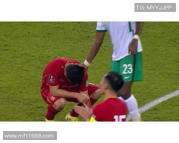 足球明星因脚后跟受伤缺席重要比赛球迷心痛不已